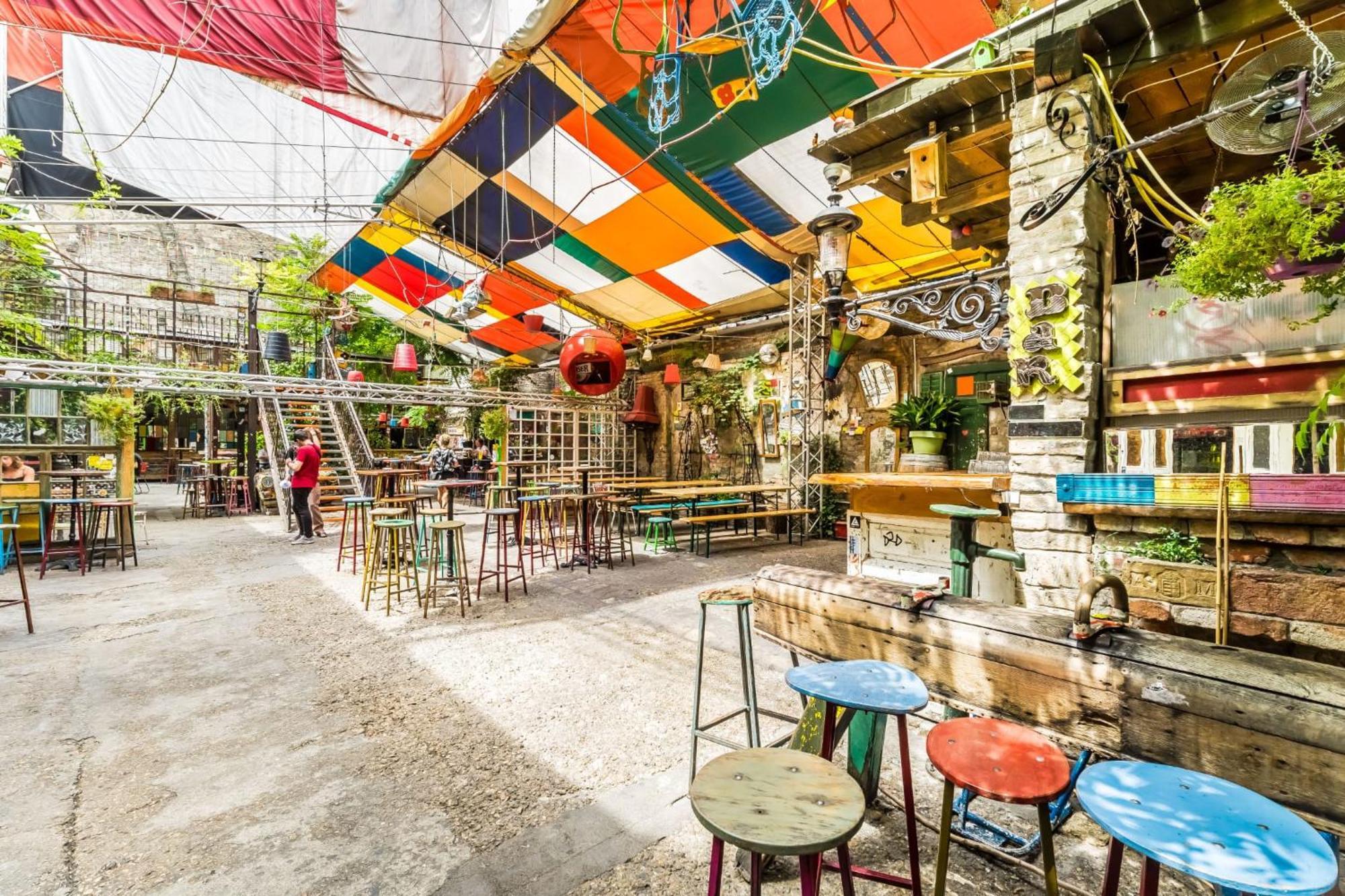 Casadeco Apt-stunning New York Cafe View